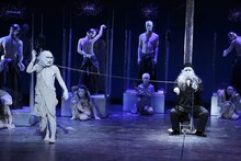 大駱駝艦・天賦典式 創立45周年公演「擬人」より。（撮影：川島浩之）