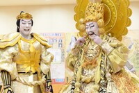 左から尾上菊之助、尾上菊五郎。