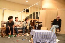 「オーファンズ」囲み取材より。左から佐藤祐基、加藤虎ノ介、細貝圭、マキノノゾミ。