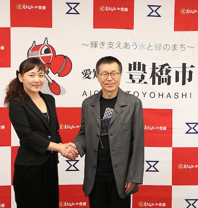 左から桑原裕子、平田満。