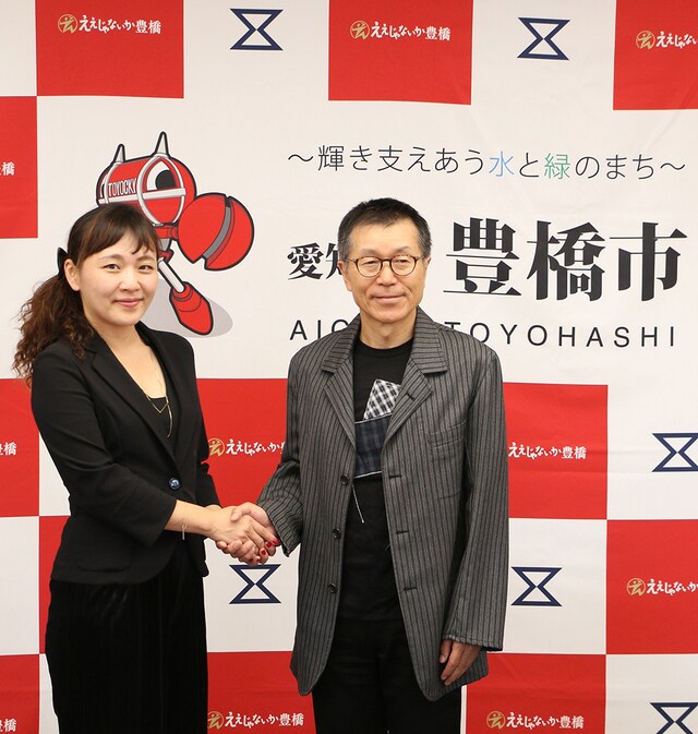 左から桑原裕子、平田満。
