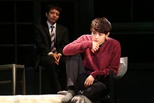 「関数ドミノ」ゲネプロより。舞台奥から勝村政信、瀬戸康史。