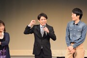 竹鼻優太（中央）の挨拶を見守る真柴あずき（左）、毛塚陽介（右）。