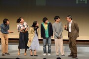 原口健太郎（右）の話を聞く出演者一同。
