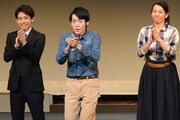 毛塚陽介（中央）の音頭で、キャラメルボックス恒例の三本締めをする出演者一同。