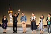 くす玉を割った出演者一同。左から真柴あずき、竹鼻優太、毛塚陽介、家納ジュンコ、森めぐみ、関根翔太。