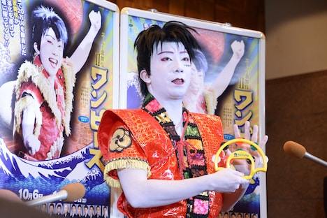 「スーパー歌舞伎II（セカンド）『ワンピース』」囲み取材より、新アイテム“スーパータンバリン”の解説をする市川猿之助。