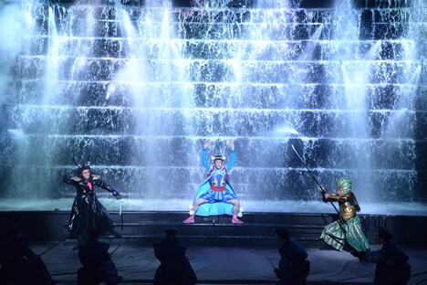 「スーパー歌舞伎II（セカンド）『ワンピース』」公開舞台稽古より、本水を使った立廻り。