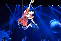 「スーパー歌舞伎II（セカンド）『ワンピース』」公開舞台稽古より、市川猿之助演じるルフィによる宙乗り。右手には新アイテムの“スーパータンバリン”。