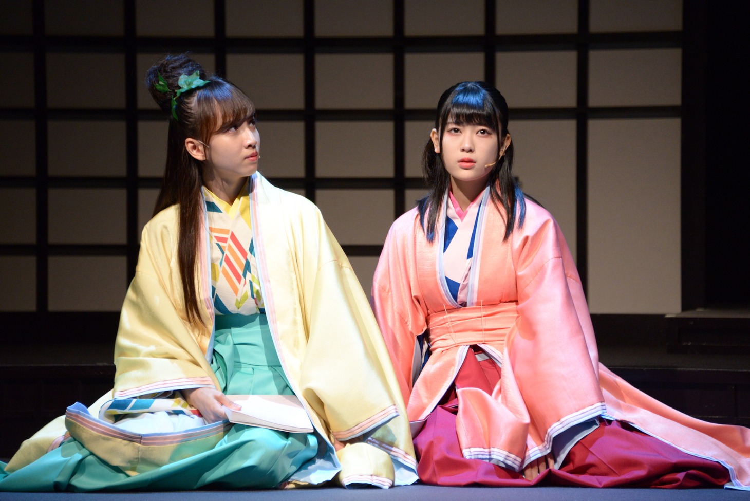 左から柊役の佐藤楓、讃良役の岩本蓮加。