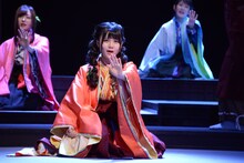 乃木坂46 3期生公演「見殺し姫」公開ゲネプロより。浮洲役の伊藤理々杏（中央）。