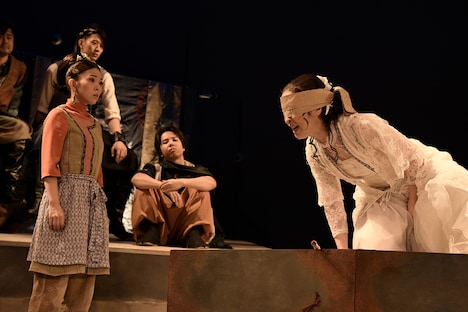 クロジ第16回公演「銀の国 金の歌」より。福圓美里演じる琴（左）。