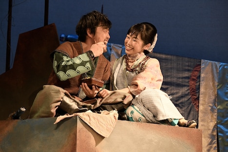 クロジ第16回公演「銀の国 金の歌」より。左から狩野和馬演じる鰤刃、木村はるか演じる千弦。