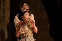 クロジ第16回公演「銀の国 金の歌」より。上から江口拓也演じる槌谷、福圓美里演じる琴。