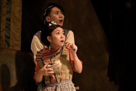 クロジ第16回公演「銀の国 金の歌」より。上から江口拓也演じる槌谷、福圓美里演じる琴。