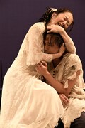 クロジ第16回公演「銀の国 金の歌」より。左から斉藤範子演じる凪、沖野晃司演じる銀。