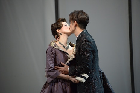 「危険な関係」ゲネプロより、口づけを交わすメルトゥイユ侯爵夫人(鈴木京香)とヴァルモン子爵(玉木宏)。