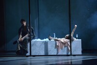 「危険な関係」ゲネプロより、左から玉木宏演じるヴァルモン子爵、土井ケイト演じるエミリー。