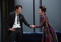 「危険な関係」ゲネプロより、左から玉木宏演じるヴァルモン子爵、鈴木京香演じるメルトゥイユ侯爵夫人。