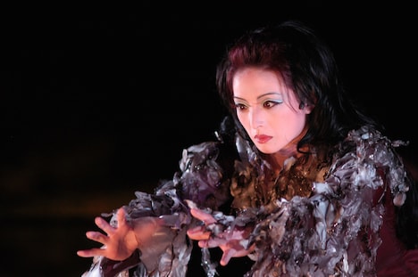 2005年に2005年11月、ク・ナウカが東京国立博物館 日本庭園 特設能舞台で初演した「オセロー」より。（撮影：内田琢麻）