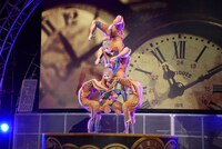 シルク・ドゥ・ソレイユ「ダイハツ キュリオス」日本公演 記者発表より。コントーションの様子。