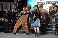 （中央）チャラン・ポ・ランタン小春の演奏に合わせて踊るニコ。