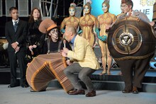 （中央）ウド鈴木のポーズを真似するニコ。