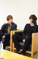 左から浦井健治、城田優。