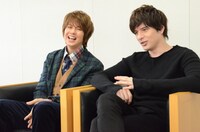 左から浦井健治、城田優。