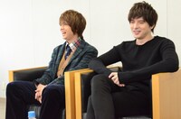 左から浦井健治、城田優。