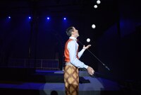 シルク・ドゥ・ソレイユ「ダイハツ キュリオス」日本公演 記者発表より。ジャグラーによるジャグリング。