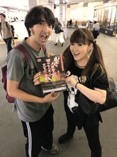 左から黒田勇樹、影ナレを担当するかないみか。