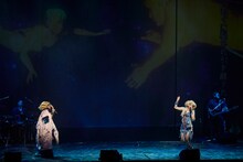 「HEDWIG AND THE ANGRY INCH『ヘドウィグ・アンド・アングリーインチ』SPECIAL SHOW」より。左から中村中演じるイツァーク、ジョン・キャメロン・ミッチェル演じるヘドウィグ。