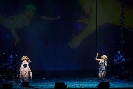 「HEDWIG AND THE ANGRY INCH『ヘドウィグ・アンド・アングリーインチ』SPECIAL SHOW」より。左から中村中演じるイツァーク、ジョン・キャメロン・ミッチェル演じるヘドウィグ。