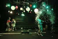 2014年上演のニッポンの河川「大きなものを破壊命令」より。（撮影：田中亜紀）