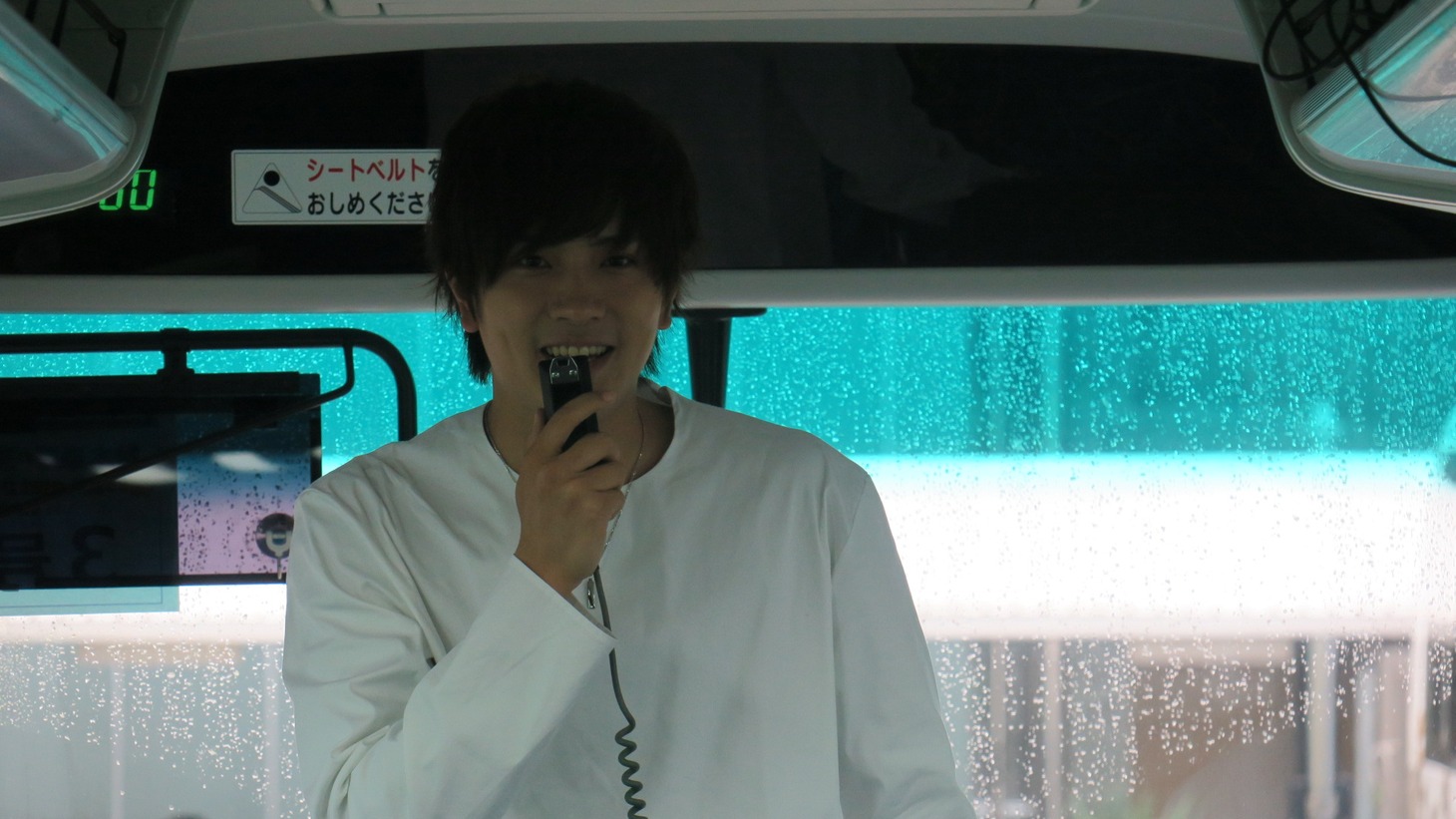 「財木琢磨の恋人気分2 祝25歳 お誕生日会＆温泉ツアー in 水上温泉」より。バスの中で挨拶する財木琢磨。