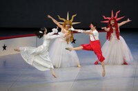 ベジャールの「くるみ割り人形」より。（photo:Kiyonori Hasegawa）