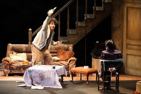 「オーファンズ」より。左から佐藤祐基演じるフィリップ、加藤虎ノ介演じるハロルド。