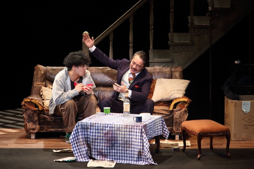 「オーファンズ」より。左から佐藤祐基演じるフィリップ、加藤虎ノ介演じるハロルド。