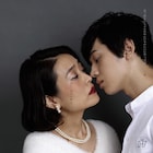 唇を近づける吉本菜穂子&三津谷亮、□字ック「滅びの国」ビジュアルお披露目