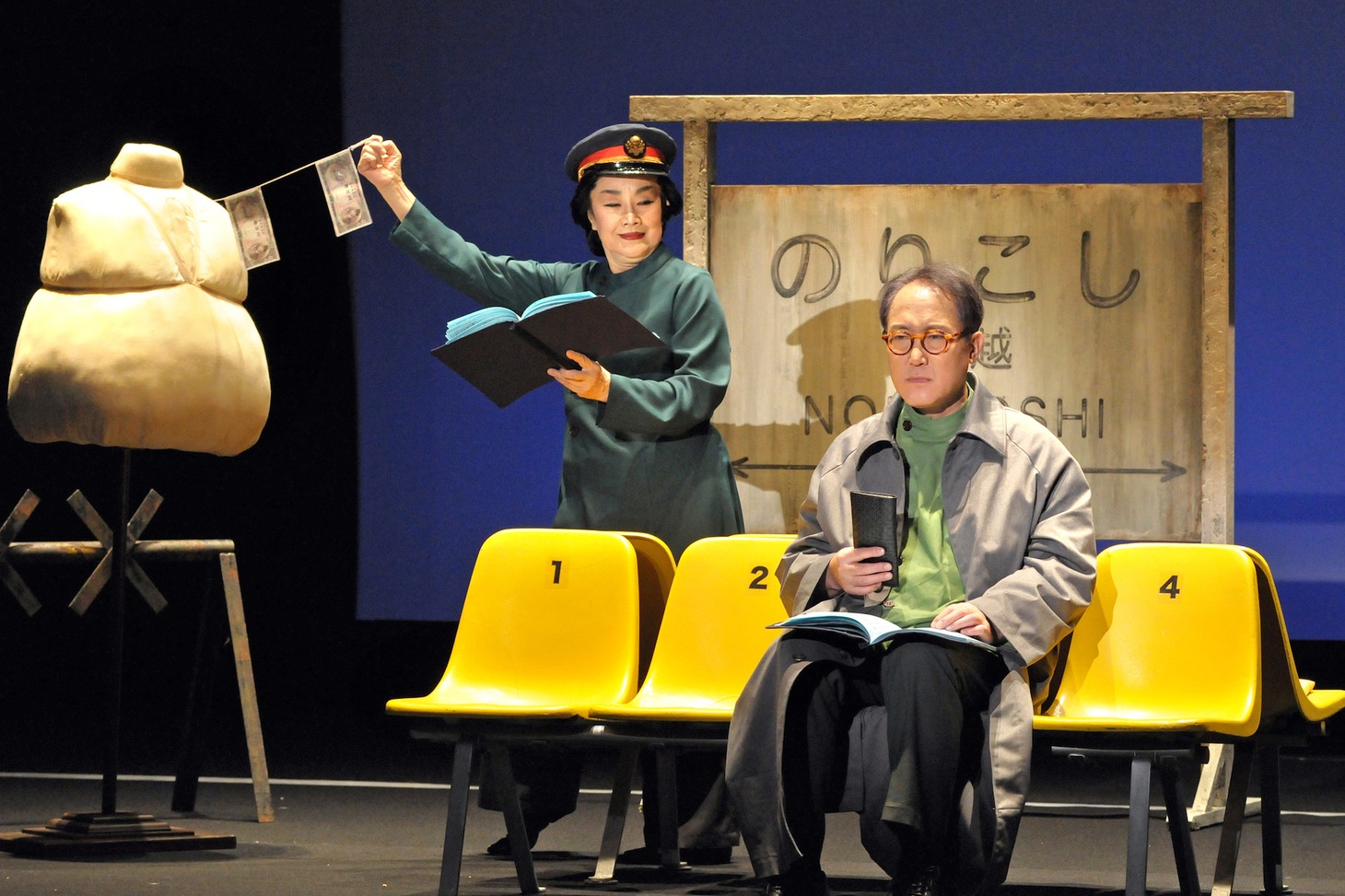 白石加代子女優生活50周年記念公演「笑った分だけ、怖くなるvol.2」より。左から白石加代子、佐野史郎。（撮影：坂本正郁）