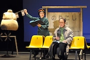 白石加代子女優生活50周年記念公演「笑った分だけ、怖くなるvol.2」より。左から白石加代子、佐野史郎。(撮影:坂本正郁)