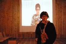 MUM&GYPSY 10th anniversary year マームと誰かさん 穂村弘（歌人）×名久井直子（ブックデザイナー）×マームとジプシー「ぬいぐるみたちがなんだか変だよと囁いている引っ越しの夜」より。