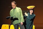 白石加代子女優生活50周年記念公演「笑った分だけ、怖くなるvol.2」より。左から佐野史郎、白石加代子。(撮影:坂本正郁)