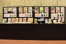 スタジオライフ公演 舞台版「はみだしっ子」ロビーに設置された三原順展示コーナー。