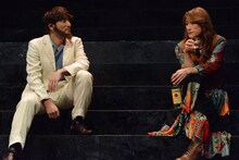 スタジオライフ公演 舞台版「はみだしっ子」BUSチームゲネプロより。左から船戸慎士演じる放浪の男、曽世海司演じるレディ・ローズ。