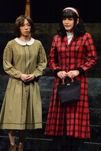 スタジオライフ公演 舞台版「はみだしっ子」BUSチームゲネプロより。左から田中俊裕演じるオフィーリア、松本慎也演じるエイダ。