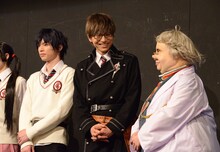 原勇弥（右）の真面目なコメントに笑う宮崎秋人（中央）。