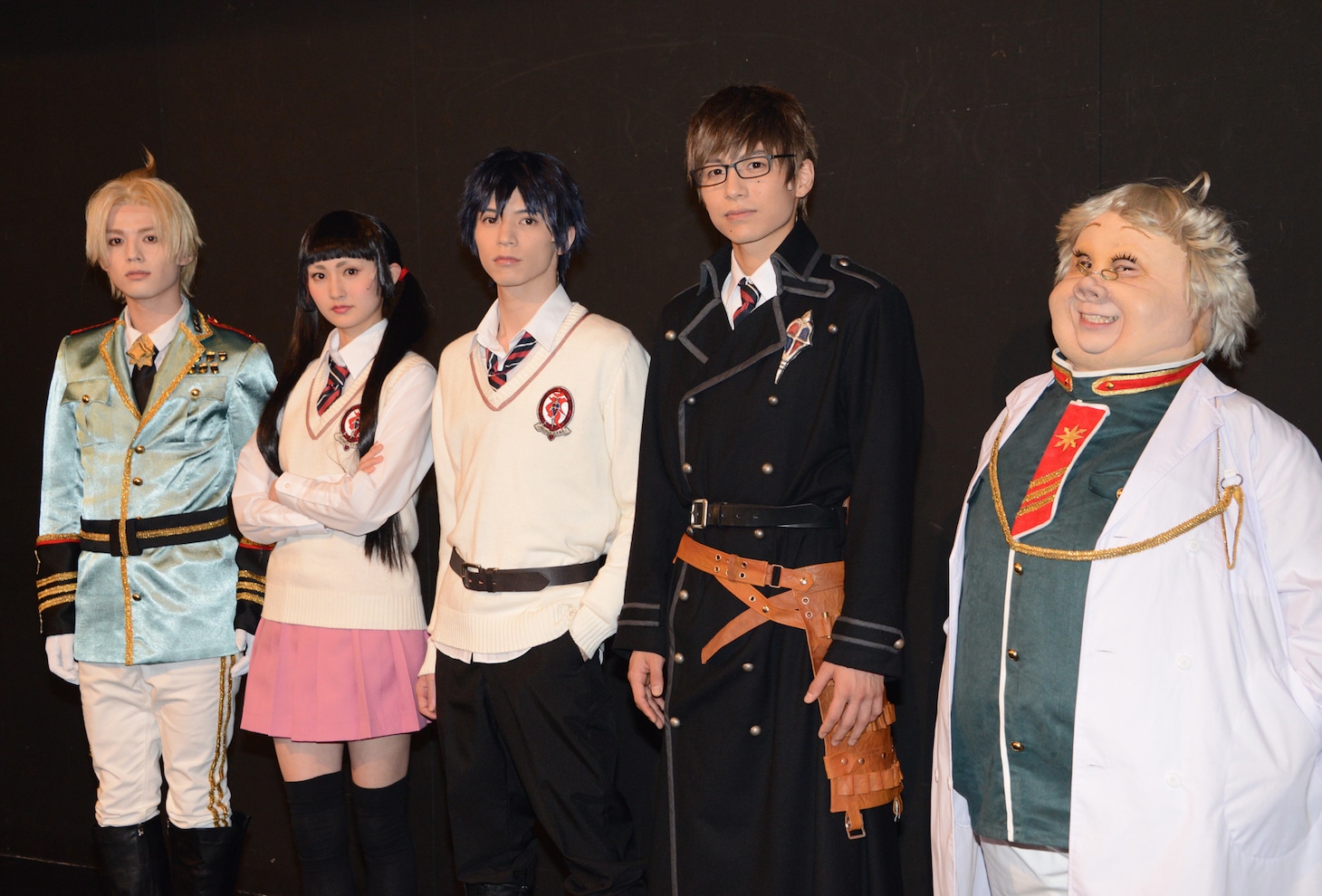 「舞台『青の祓魔師』島根イルミナティ篇」囲み取材より、左からルシフェル役の横田龍儀、神木出雲役の大久保聡美、奥村燐役の北村諒、奥村雪男役の宮崎秋人、外道院ミハエル役の原勇弥。