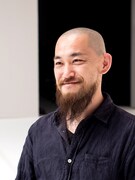 鳴海康平(撮影:松原豊)